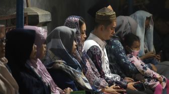 Aktor Kiki Farrel memanjatkan doa saat mengikuti tahlilan 7 hari meninggalnya Mama Dahlia Ramli di kediamannya di kawasan Cireundeu, Ciputat, Kota Tangerang Selatan, Banten, Rabu (18/5/2022). [Suara.com/Angga Budhiyanto]