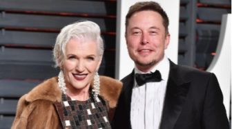 Sudah Sepuh, Ibu Elon Musk Dipilih Jadi Model Sampul Berbaju Renang