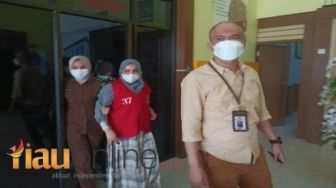 Pakai Rompi Merah, Ketua Komnas PA Riau Ditahan Kejari Siak Terkait Kasus 