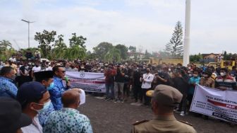 Ratusan Petani Sawit Unjuk Rasa, Bupati Beltim Janji Kirim Surat ke Jokowi