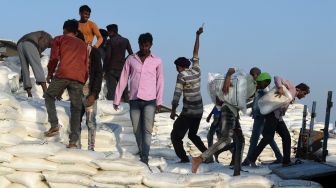 Tembok Pabrik Garam Runtuh Di India, 12 Orang Tewas