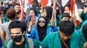 Sejumlah elemen mahasiswa, aktivis, hingga buruh yang tergabung dalam Komite Rakyat Lawan Korupsi Kolusi dan Nepotisme (KRL-KKN)  menggelar aksi unjuk rasa di depan Gedung DPR RI, Jakarta Pusat, Kamis (19/5/2022). [Suara.com/Alfian Winanto]