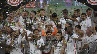 Para pemain Eintracht Frankfurt merayakan gelar juara Liga Europa 2021/2022 di Estadio Ramon Sanchez Pizjuan, Sevilla, Spanyol, Kamis (19/5/2022) dini hari WIB.  JORGE GUERRERO / AFP
