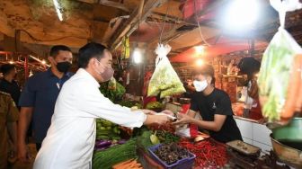 Blusukan di Pasar dan Serahkan Uang Tunai Kepada Pedagang, Presiden Jokowi Beri Pesan Menohok, Netizen: Modal Kawin Pak