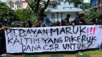 Aksi Damai Aliansi Masyarakat Kaltim di Kantor PT Bayan Resources: Mereka Ambil Kekayaan di Kaltim