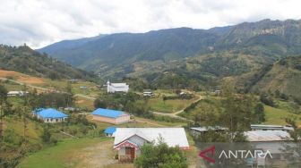 Warga 39 Distrik Pedalaman Papua Dapat Lampu Penerangan Tenaga Surya