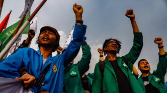 Sejumlah elemen mahasiswa, aktivis, hingga buruh yang tergabung dalam Komite Rakyat Lawan Korupsi Kolusi dan Nepotisme (KRL-KKN)  menggelar aksi unjuk rasa di depan Gedung DPR RI, Jakarta Pusat, Kamis (19/5/2022). [Suara.com/Alfian Winanto]