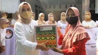 Peringati Hari Kartini, DWP Kemnaker Bagikan Paket Sembako di Serang Banten