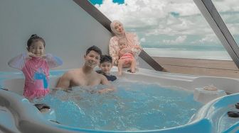 Family Goals Banget, 5 Potret Liburan Fairuz A Rafiq di Bali Bareng Keluarga