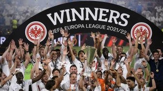 Para pemain Eintracht Frankfurt merayakan gelar juara Liga Europa 2021/2022 di Estadio Ramon Sanchez Pizjuan, Sevilla, Spanyol, Kamis (19/5/2022) dini hari WIB.  JORGE GUERRERO / AFP
