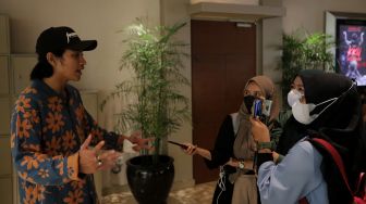 Aktor Abidzar Al-ghifari memberikan keterangan kepada awak media saat ditemui di salah satu pusat perbelanjaan di Jakarta, Kamis (19/5/2022). [Suara.com/Angga Budhiyanto]