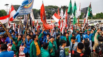 Sejumlah elemen mahasiswa, aktivis, hingga buruh yang tergabung dalam Komite Rakyat Lawan Korupsi Kolusi dan Nepotisme (KRL-KKN)  menggelar aksi unjuk rasa di depan Gedung DPR RI, Jakarta Pusat, Kamis (19/5/2022). [Suara.com/Alfian Winanto]