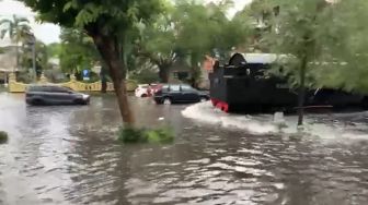 Kereta Ini Terjang Banjir, Warganet: Mirip Adegan di Film Ghibli