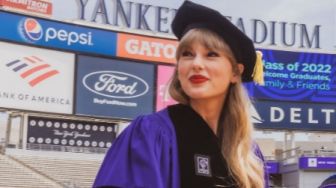 Taylor Swift Raih Honoris Causa dari NYU, Beri Pesan Menyentuh untuk Mahasiswa saat Wisuda