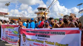 Kemeriahan Kedatangan Pj Gubernur Papua Barat, Warga: Kami Butuh Perubahan