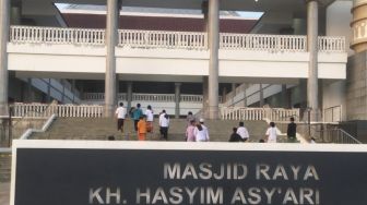 Sholat di Masjid Raya Hasyim Asy&#039;ari Diimbau Jangan Lepas Masker