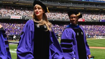 Penyanyi Taylor Swift saat menghadiri upacara kelulusan New York University angkatan 2022 di Stadion Yankee, New York, Amerika Serikat, Rabu (18/5/2022). [Angela Weiss / AFP]
