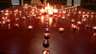 Pemuka agama Buddha berrsama warga membawa lilin pada rangkaian perayaan Tri Suci Waisak 2566 BE/2022 di Vihara Dharma Bhakti, Banda Aceh, Aceh, Kamis (19/5/2022). [ANTARA FOTO / Irwansyah Putra/tom]
