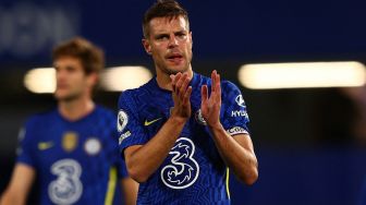 Bek Chelsea asal Spanyol Cesar Azpilicueta memberi tepuk tangan kepada para pendukung di lapangan setelah ppertandingan sepak bola Liga Premier Inggris antara Chelsea dan Leicester City di Stadion Stamford Bridge, London, Inggris, Kamis (19/5/2022). [Adrian DENNIS / AFP]
