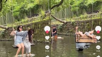 Gagal Foto Estetik Duduk di Ayunan, Video Perempuan Tersungkur Nyebur ke Danau Curi Simpati Warganet