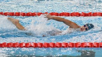 Perenang Indonesia Angel Gabriella Yus memacu kecepatan pada final renang nomor estafet gaya bebas putri 4x200M SEA Games di Aquatic Sport Palace, Hanoi, Vietnam, Kamis (19/5/2022). [ANTARA FOTO/Zabur Karuru/tom]
