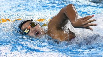 Perenang Indonesia Ressa Kania Dewi memacu kecepatan pada final renang nomor estafet gaya bebas putri 4x200M SEA Games di Aquatic Sport Palace, Hanoi, Vietnam, Kamis (19/5/2022). [ANTARA FOTO/Zabur Karuru/tom]
