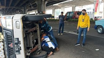 Truk Ikan Terguling di Jatinegara Gegara Pemotor Nyalakan Sein Kanan Tapi Belok ke Kiri