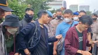 Aksi di Patung Kuda Ricuh, Kapolsek Gambir Luka-luka dan 26 Orang Ditangkap