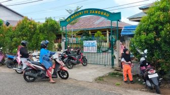 Para Guru dan Siswa SDN 09 Sanggau Terpaksa Lompat Pagar karena Gedung Sekolah Disegel Ahli Waris Pemilik Lahan