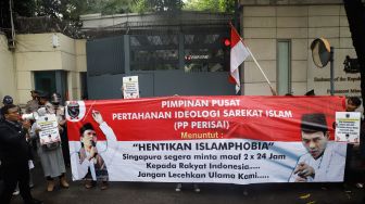 Sejumlah massa yang tergabung dalam Pertahanan Ideologi Sarekat Islam (Perisai) menggar demo di Kedutaan Besar (Kedubes) Singapura di Kuningan,  Jakarta Selatan, Jumat (20/5/2022). [Suara.com/Alfian Winanto]