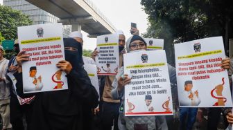 Sejumlah massa yang tergabung dalam Pertahanan Ideologi Sarekat Islam (Perisai) menggar demo di Kedutaan Besar (Kedubes) Singapura di Kuningan,  Jakarta Selatan, Jumat (20/5/2022). [Suara.com/Alfian Winanto]