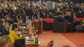 Presiden terpilih Timor Leste Jose Ramos Horta (kanan) bersama Ketua Parlemen Timor Leste Ancieto Longuinhos (kedua kanan) mengikuti acara Pelantikan Presiden Timor Leste di Tasi-Tolu, Dili, Timor Leste, Kamis (19/05/2022). [ANTARA FOTO/Galih Pradipta/nym]