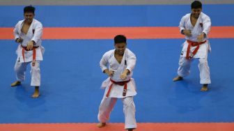 (dari kiri) Karateka Indonesia Andy Tomy, Andi Dasril dan Albiadi beraksi pada final Kata Beregu Putra SEA Games 2021 Vietnam di di Sports Competition Center, Ninh Binh, Vietnam, Jumat (20/5/2022). [ANTARA FOTO/Zabur Karuru/foc]