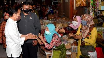 Kunjungi Pasar Muntilan Bersama Iriana, Jokowi Bercanda Menawar Harga Sayur ke Pedagang