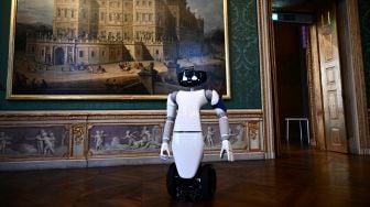 Robot humanoid R1 yang dirancang oleh Institut Teknologi Itali dan berfungsi sebagai pemandu virtual bagi pengunjung di museum Palazzo Madama, Turin, Italia, Kamis (12/5/2022). [MARCO BERTORELLO / AFP]