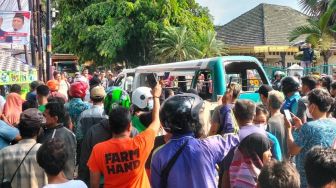 Sopir Kabur Usai Tabrak Pemotor, Warga Marah dan Hancurkan Angkot di Kota Medan