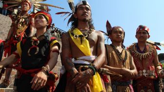 Sejumlah pria Suku Dayak mengikuti acara pembukaan Pekan Gawai Dayak ke-36 di Rumah Radakng, Pontianak, Kalimantan Barat, Jumat (20/5/2022). [ANTARA FOTO/Jessica Helena Wuysang/foc]