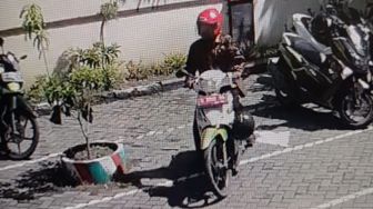 Viral! Pria Pakai Sepeda Motor Plat Merah Curi Helm di Kantor Pengadilan Agama Brebes Terekam CCTV