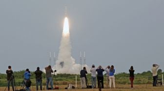 Roket United Launch Alliance Atlas V yang membawa kapsul ruang angkasa Boeing CST-100 Starliner lepas landas dari landasan peluncuran SLC-41 untuk memulai misi Orbital Flight Test 2, atau OFT-2, di Cape Canaveral, Florida, Amerika Serikat, Kamis (19/5/2022). [Gregg Newton / AFP]