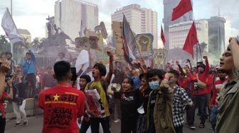 Membubarkan Diri, Massa Buruh Nyanyikan Lagu Internasionale Sambil Nyalakan Hand Flare