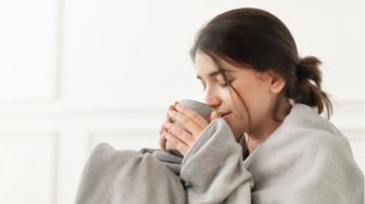 5 Cara Mengatasi Alergi Dingin, Salah Satunya Minum Minuman Hangat