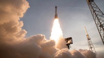 RRoket United Launch Alliance Atlas V dengan kapsul ruang angkasa Boeing CST-100 Starliner diluncurkan dari Space Launch Complex 41 di Cape Canaveral Space Force Station, Florida, Amerika Serikat, Kamis (19/5/2022). [Joel KOWSKY / NASA / AFP]
