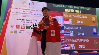 Atlet Angkat Besi Rahmat Erwin Abdullah Sumbang Emas Bagi Indonesia di SEA Games