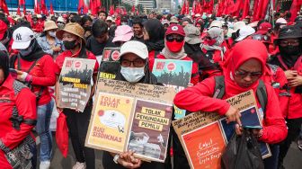 Massa aksi yang tergabung dalam Aliansi Gerakan Buruh Bersama Rakyat (Gebrak) bersama mahasiswa saat menggelar aksi unjuk rasa di kawasan Patung Kuda, Jakarta Pusat, Sabtu (21/5/2022). [Suara.com/Alfian Winanto]