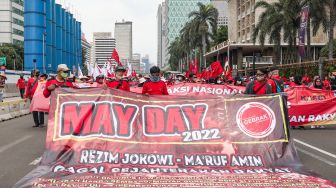 Massa aksi yang tergabung dalam Aliansi Gerakan Buruh Bersama Rakyat (Gebrak) bersama mahasiswa saat menggelar aksi unjuk rasa di kawasan Patung Kuda, Jakarta Pusat, Sabtu (21/5/2022). [Suara.com/Alfian Winanto]