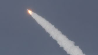 Roket United Launch Alliance Atlas V terbang ke luar angkasa setelah lepas landas dari landasan peluncuran SLC-41 untuk memulai misi Orbital Flight Test 2, atau OFT-2, di Cape Canaveral, Florida, Amerika Serikat, Kamis (19/5/2022). [Gregg Newton / AFP]