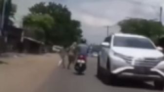 Tak Hati-hati Saat Menyebrang Jalan, Begini Detik-Detik Seorang Ibu dan Anak Nyaris Tertabrak Sepeda Motor