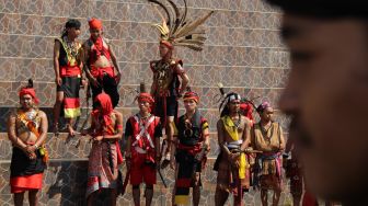 Sejumlah pria Suku Dayak mengikuti acara pembukaan Pekan Gawai Dayak ke-36 di Rumah Radakng, Pontianak, Kalimantan Barat, Jumat (20/5/2022). [ANTARA FOTO/Jessica Helena Wuysang/foc]
