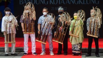 Wali Kota Bandung Yana Mulyana (ketiga kiri) bersama sejumlah tokoh Kota Bandung memainkan alat musik tradisional angklung buhun saat deklarasi Bandung Kota Angklung di Balai Kota, Bandung, Jawa Barat, Sabtu (21/5/2022). [ANTARA FOTO/Novrian Arbi/rwa]