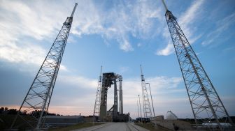 Roket United Launch Alliance Atlas V dengan kapsul ruang angkasa Boeing CST-100 Starliner di landasan peluncuran di Space Launch Complex 41 menjelang misi Orbital Flight Test-2 di Cape Canaveral Space Force Station, Florida, Amerika Serikat, Rabu (18/5/2022). [Joel KOWSKY / NASA / AFP]